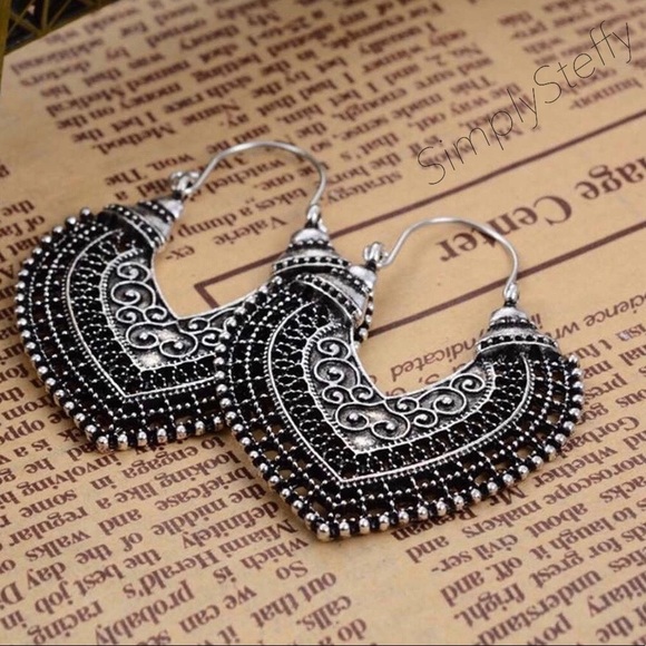 Heart Shaped Silver Boho Chic Earrings NEW - Picture 2 of 4